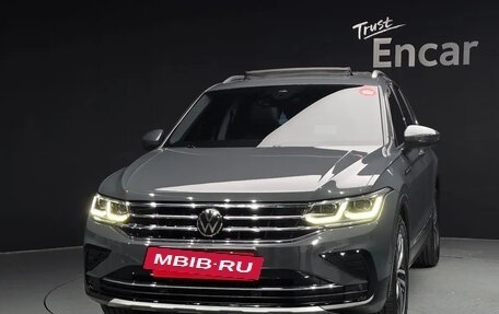 Volkswagen Tiguan II, 2022 год, 2 390 500 рублей, 2 фотография