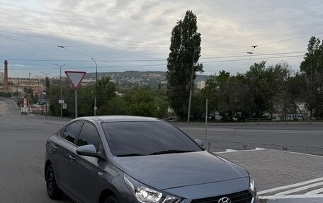 Hyundai Solaris II рестайлинг, 2017 год, 1 050 000 рублей, 1 фотография