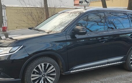 Mitsubishi Outlander III рестайлинг 3, 2018 год, 2 500 000 рублей, 3 фотография