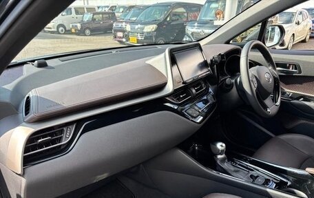 Toyota C-HR I рестайлинг, 2017 год, 1 720 000 рублей, 32 фотография