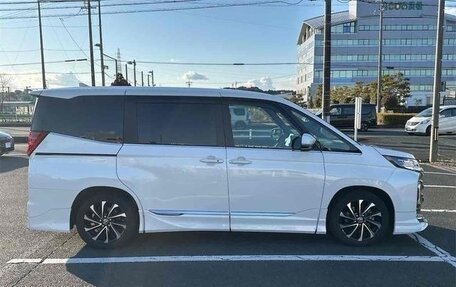 Toyota Noah III, 2021 год, 2 180 001 рублей, 4 фотография