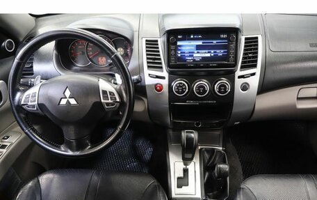 Mitsubishi Pajero IV, 2013 год, 1 799 000 рублей, 9 фотография