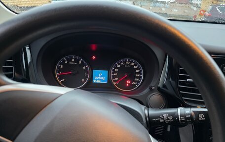 Mitsubishi Outlander III рестайлинг 3, 2013 год, 1 850 000 рублей, 16 фотография