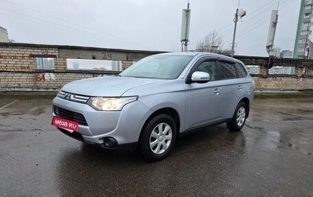 Mitsubishi Outlander III рестайлинг 3, 2013 год, 1 850 000 рублей, 10 фотография