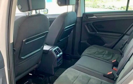 Volkswagen Tiguan II, 2018 год, 2 070 000 рублей, 11 фотография