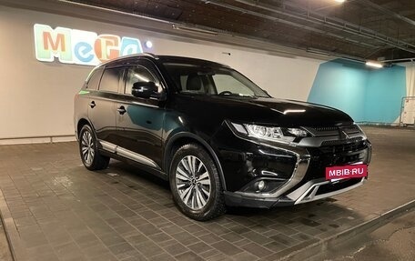 Mitsubishi Outlander III рестайлинг 3, 2019 год, 2 500 000 рублей, 3 фотография