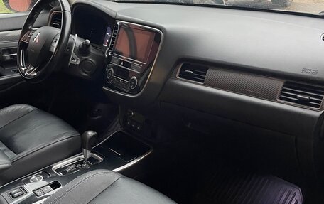 Mitsubishi Outlander III рестайлинг 3, 2019 год, 2 500 000 рублей, 10 фотография