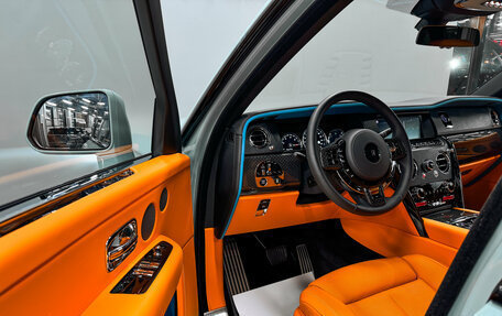 Rolls-Royce Cullinan, 2023 год, 45 000 000 рублей, 17 фотография