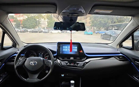 Toyota C-HR I рестайлинг, 2022 год, 1 900 000 рублей, 10 фотография