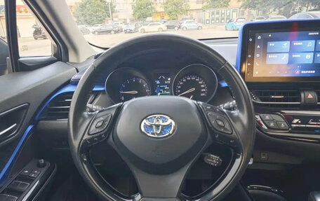 Toyota C-HR I рестайлинг, 2022 год, 1 900 000 рублей, 11 фотография