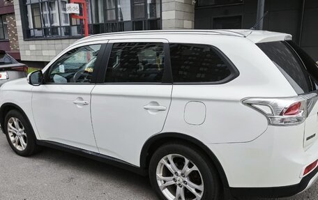 Mitsubishi Outlander III рестайлинг 3, 2014 год, 1 520 000 рублей, 3 фотография