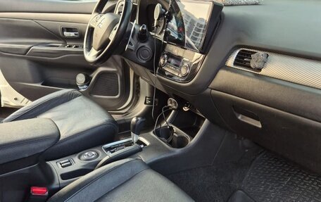 Mitsubishi Outlander III рестайлинг 3, 2014 год, 1 520 000 рублей, 10 фотография