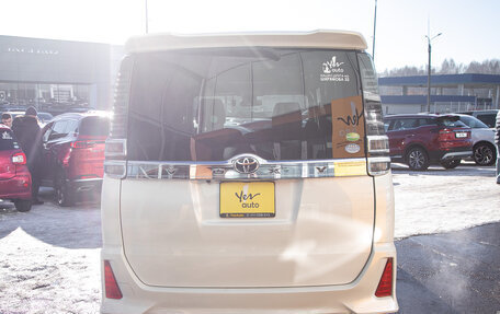 Toyota Voxy III, 2018 год, 2 248 000 рублей, 8 фотография