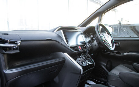 Toyota Voxy III, 2018 год, 2 248 000 рублей, 11 фотография