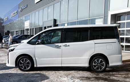 Toyota Voxy III, 2018 год, 2 248 000 рублей, 10 фотография