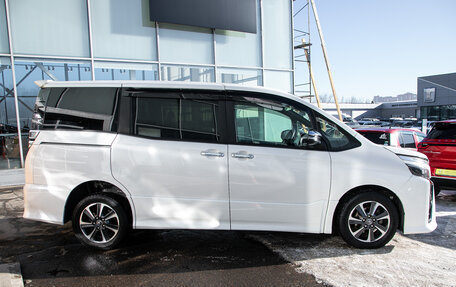 Toyota Voxy III, 2018 год, 2 248 000 рублей, 6 фотография