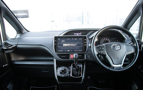 Toyota Voxy III, 2018 год, 2 248 000 рублей, 14 фотография