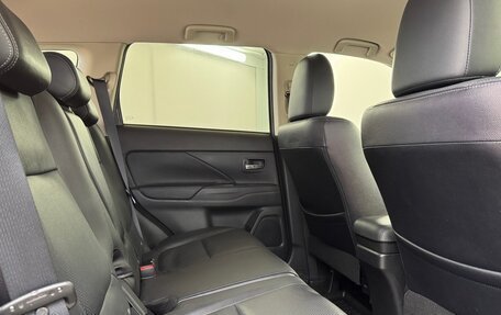 Mitsubishi Outlander III рестайлинг 3, 2018 год, 2 345 000 рублей, 15 фотография