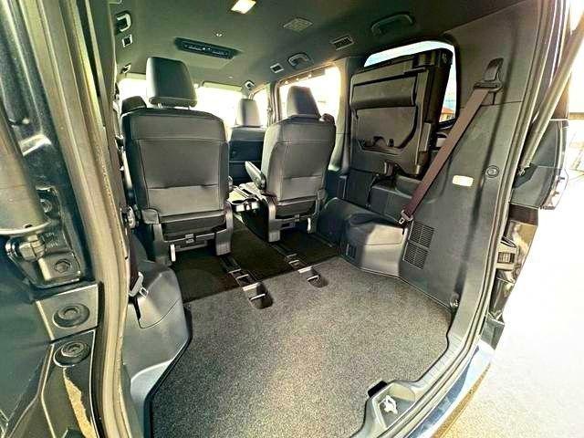 Toyota Voxy III, 2022 год, 2 650 000 рублей, 5 фотография