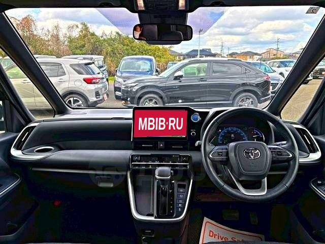 Toyota Voxy III, 2022 год, 2 650 000 рублей, 10 фотография