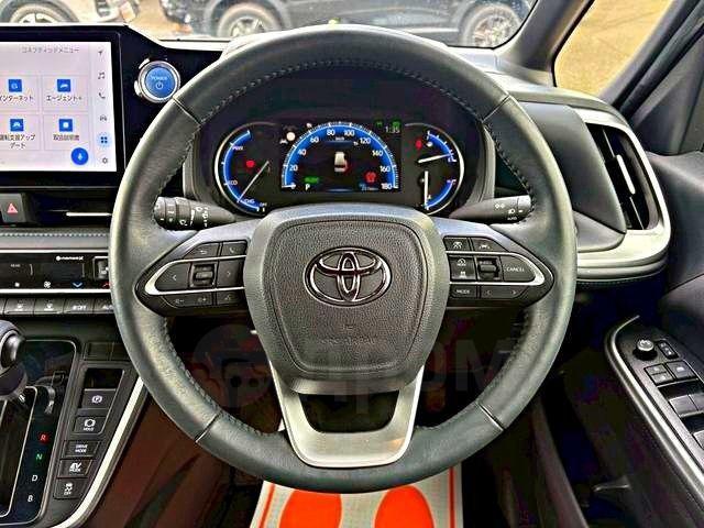 Toyota Voxy III, 2022 год, 2 650 000 рублей, 11 фотография