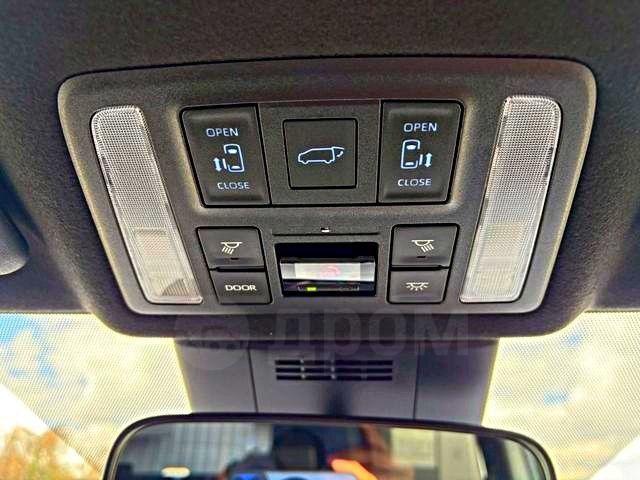 Toyota Voxy III, 2022 год, 2 650 000 рублей, 13 фотография