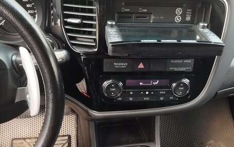 Mitsubishi Outlander III рестайлинг 3, 2015 год, 1 850 000 рублей, 3 фотография