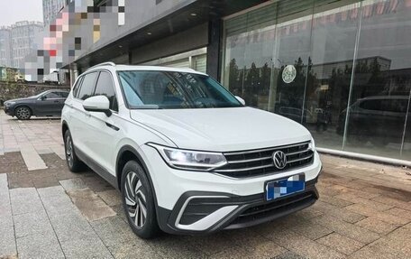 Volkswagen Tiguan II, 2022 год, 2 235 000 рублей, 2 фотография