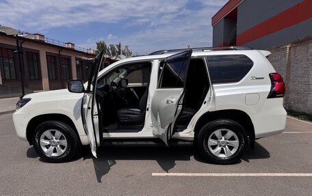 Toyota Land Cruiser Prado 150 рестайлинг 2, 2022 год, 6 000 000 рублей, 3 фотография