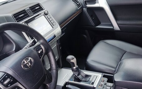 Toyota Land Cruiser Prado 150 рестайлинг 2, 2018 год, 3 790 000 рублей, 26 фотография