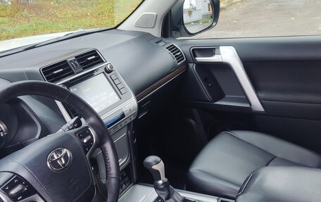 Toyota Land Cruiser Prado 150 рестайлинг 2, 2018 год, 3 790 000 рублей, 25 фотография