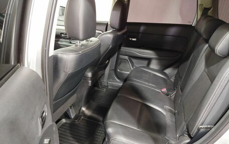 Mitsubishi Outlander III рестайлинг 3, 2014 год, 1 560 000 рублей, 18 фотография