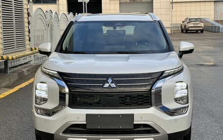 Mitsubishi Outlander, 2023 год, 3 750 000 рублей, 3 фотография