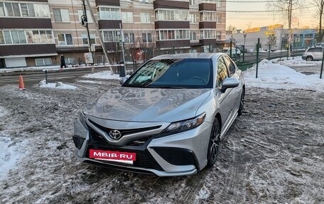 Toyota Camry, 2021 год, 2 700 000 рублей, 3 фотография