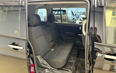 Toyota ISis I, 2013 год, 1 399 999 рублей, 17 фотография