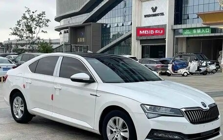 Skoda Superb III рестайлинг, 2022 год, 1 700 000 рублей, 1 фотография