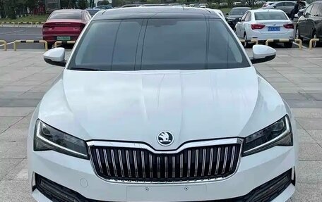 Skoda Superb III рестайлинг, 2022 год, 1 700 000 рублей, 2 фотография