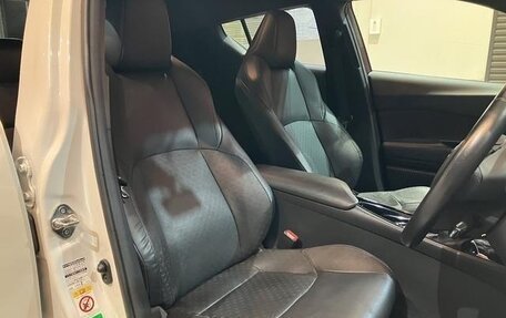 Toyota C-HR I рестайлинг, 2022 год, 2 160 000 рублей, 13 фотография