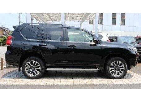Toyota Land Cruiser Prado 150 рестайлинг 2, 2022 год, 6 060 000 рублей, 8 фотография