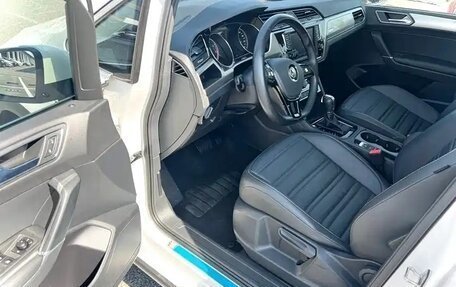 Volkswagen Touran III, 2022 год, 1 450 000 рублей, 7 фотография