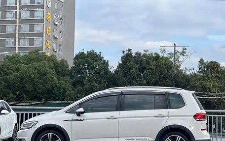 Volkswagen Touran III, 2022 год, 1 450 000 рублей, 3 фотография