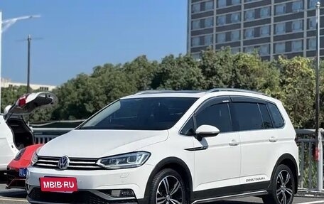 Volkswagen Touran III, 2022 год, 1 450 000 рублей, 2 фотография