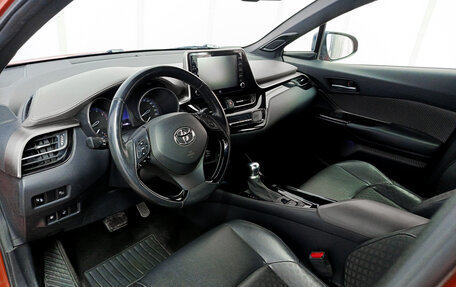 Toyota C-HR I рестайлинг, 2019 год, 2 430 000 рублей, 20 фотография