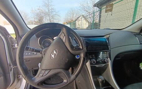 Hyundai Sonata VI, 2010 год, 940 000 рублей, 2 фотография