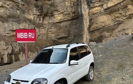 Chevrolet Niva I рестайлинг, 2017 год, 670 000 рублей, 2 фотография