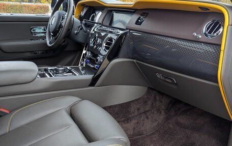 Rolls-Royce Cullinan, 2021 год, 43 000 000 рублей, 23 фотография