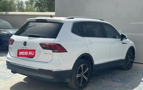 Volkswagen Tiguan II, 2022 год, 2 200 000 рублей, 4 фотография