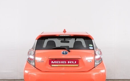 Toyota Aqua I, 2013 год, 889 000 рублей, 6 фотография