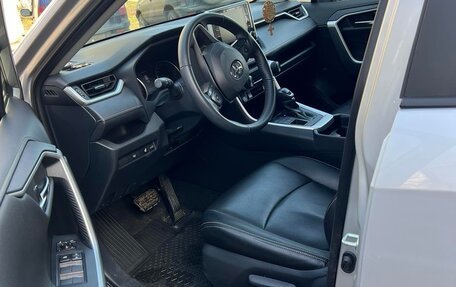 Toyota RAV4, 2021 год, 4 300 000 рублей, 3 фотография