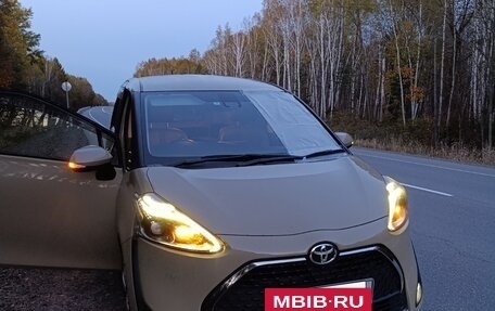Toyota Sienta II, 2021 год, 1 729 000 рублей, 32 фотография